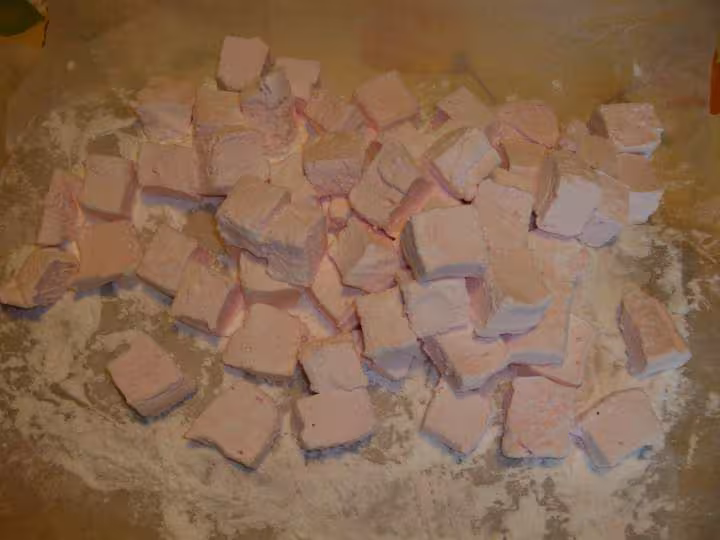 Guimauves grenadine en preparation sur la feuille de sulfurise apres la decoupe