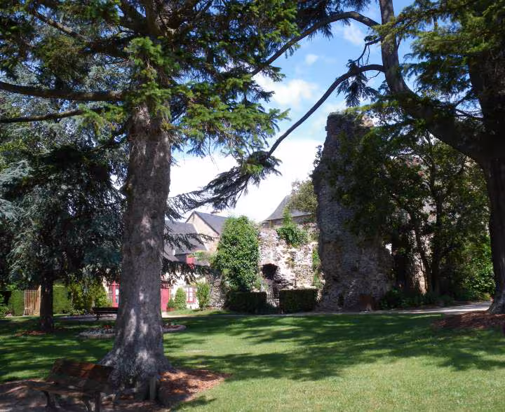 Jardin public et restes du chateau