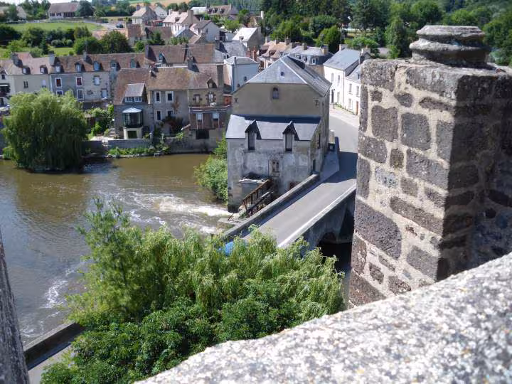 La sarthe vue du jardin du chateau