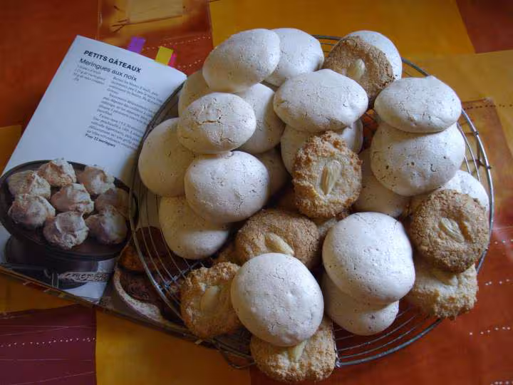 Macarons aux amandes et meringues aux noix de pecan