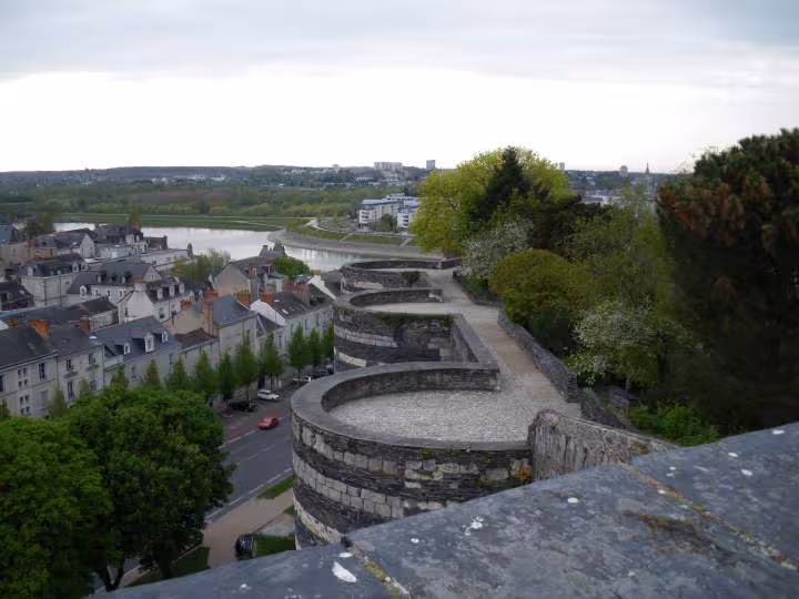 Tours du chateau et vue sur la maine