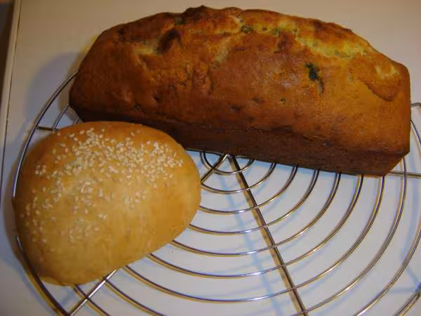 Un petit pain hamburger a cote d un cake aux fruits confits