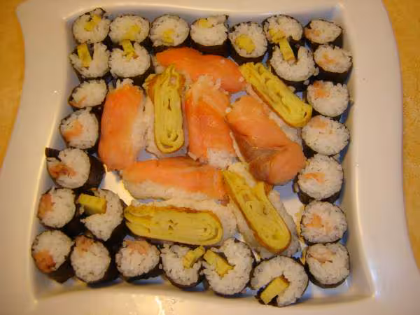Une troisieme assiette de sushis omelette japonaise saumon fume