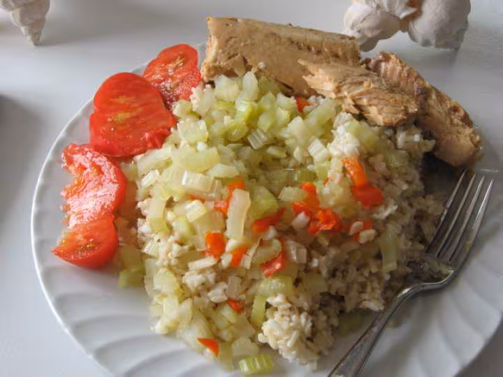 Riz brun de ble entier et saumon en boite