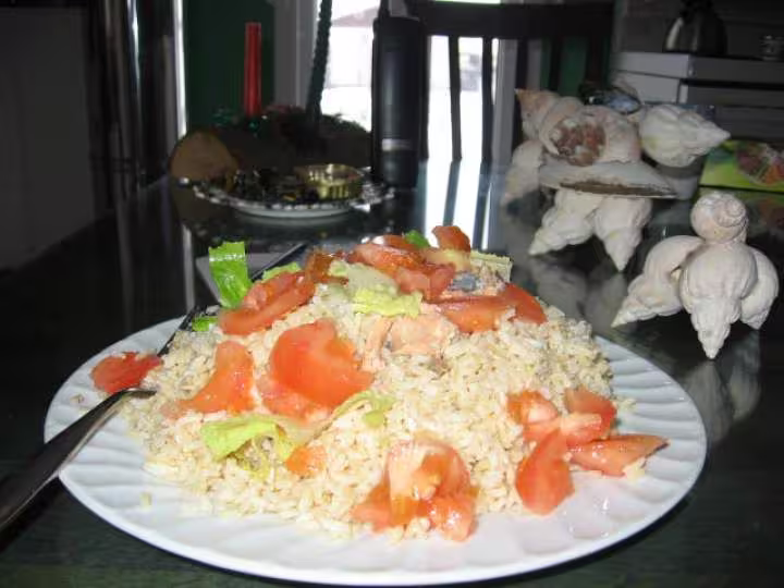 Riz saumon salade et tomate