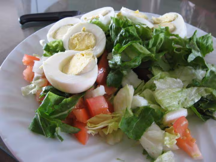 Salade et oeuf bouilli
