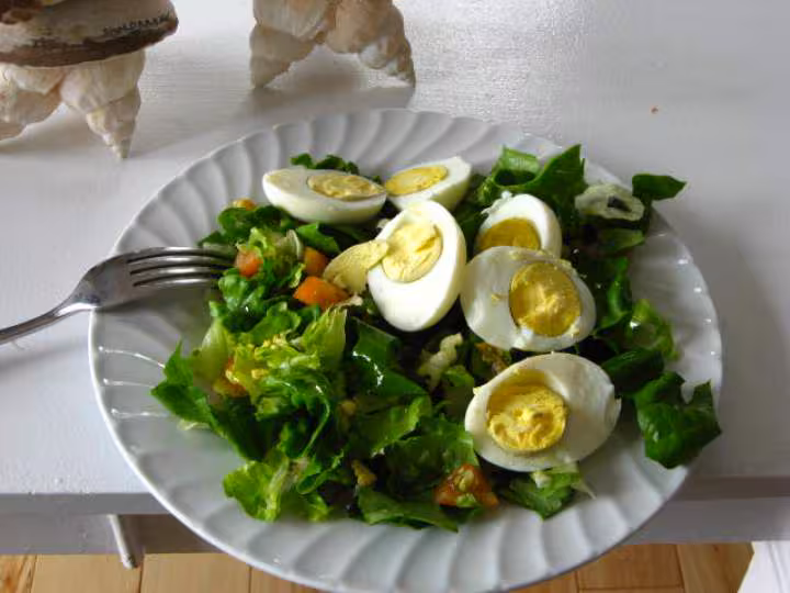 Salade et oeuf bouilli