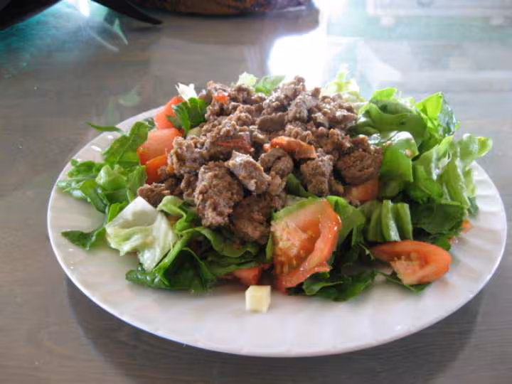 Salade et steak hache