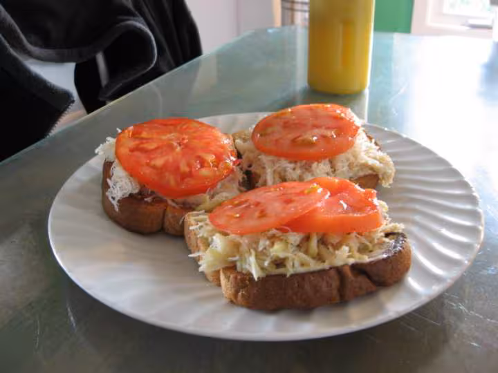 Sandwich au crabe et tomate