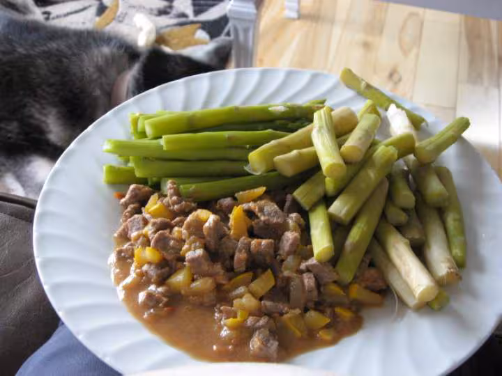 Steak en cubes et asperge