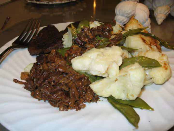 Steak oignon chou fleur pois