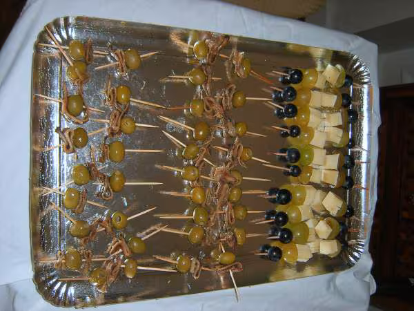 Brochette olive anchois et raisins gruyere