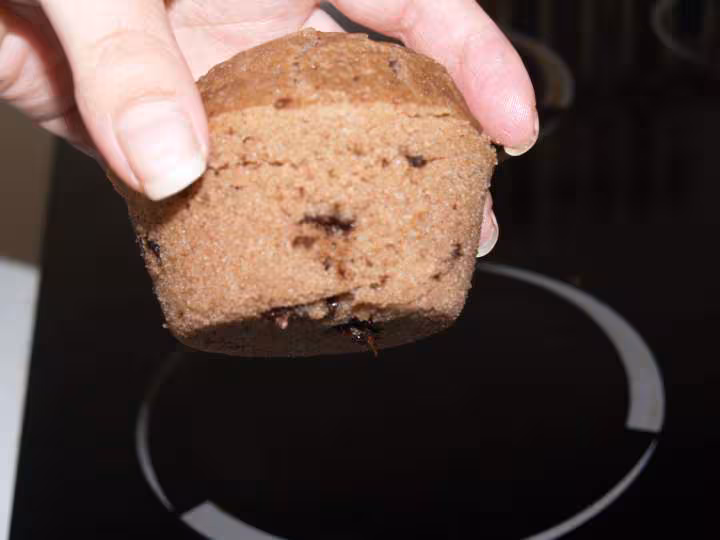 Muffins tout choco avec morceau de chocolat de plus pres