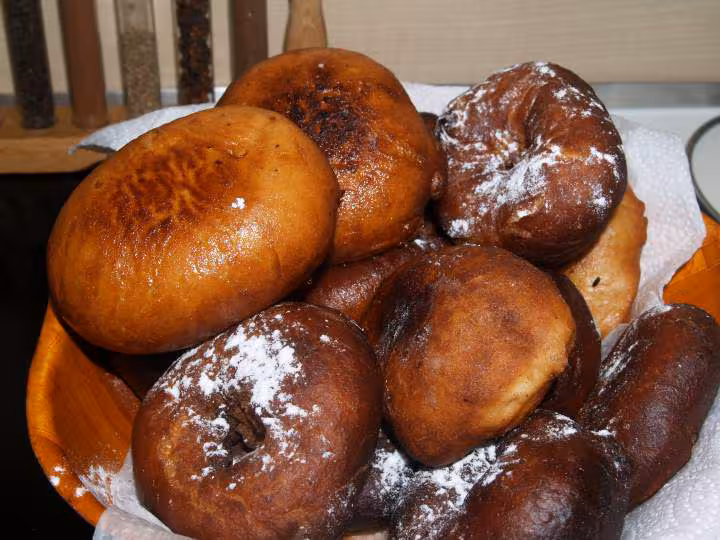 Plateau de sfeng et soufganiot a la confiture de fraise