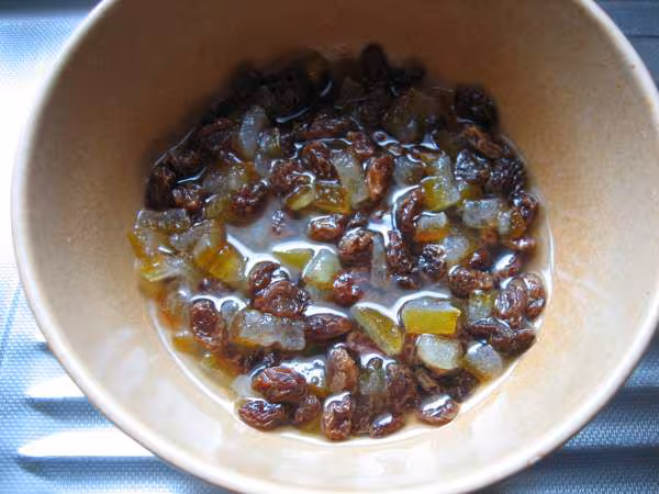 1 fruits confits ici ecorces d oranges dans le rhum pour pain de noel