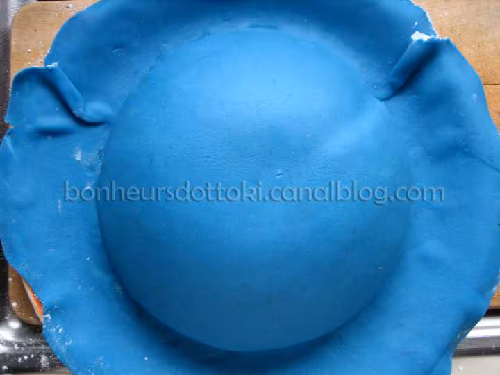 Gateau d anniversaire pate d amande bleue a oter sur le pourtour