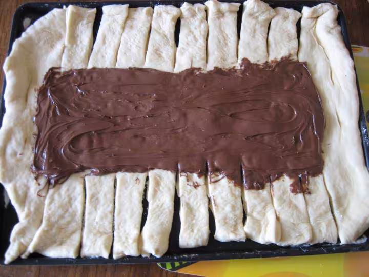 Les languettes sont faites et le nuttela est etale sur la pate de la brioche suedoise