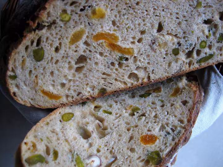 Pain de sorbetcitron au levain aux noisettes aux pistaches aux raisins secs en pana sd 255 et cuisson cocotte
