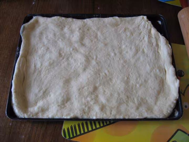 Pate a brioche suedoise au nutella au tm etalee sur la plaque patisserie