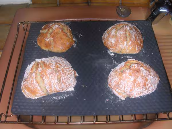 Pain sans petrissage cuit