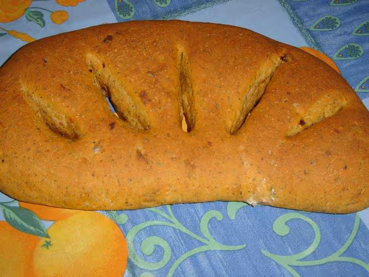 Fougasse tomates sechees oignons seches et basilic