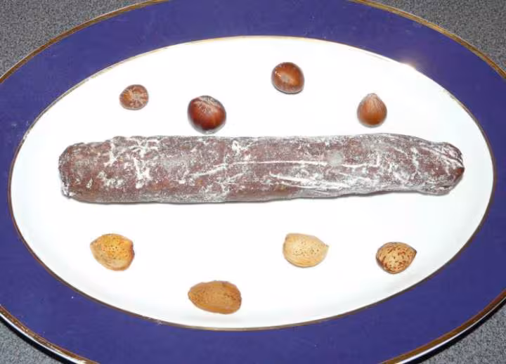 Saucisson au chocolat realise avec des pistaches noisettes amandes