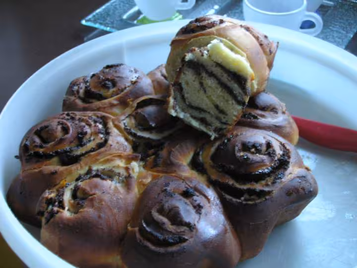 Brioche fourree a la preparation sucree au pavot
