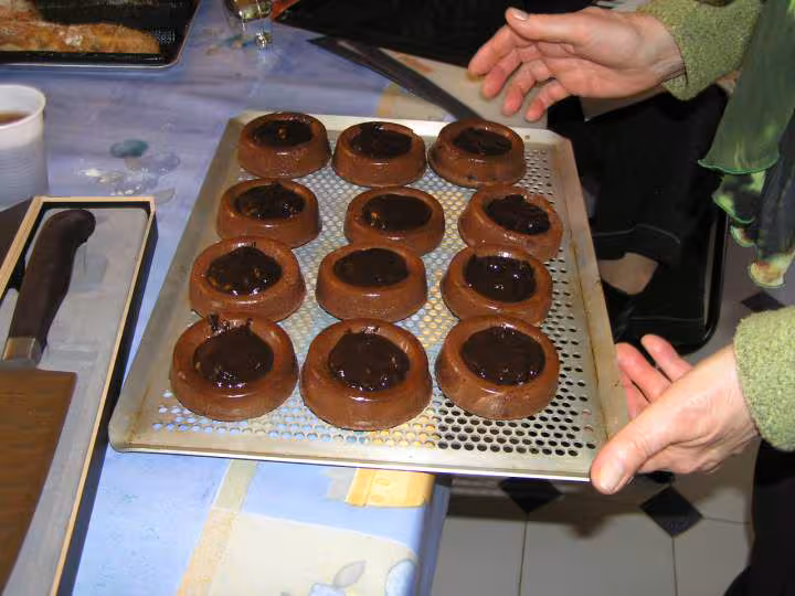 Fonds de pate garnis de ganache et raisins au rhum