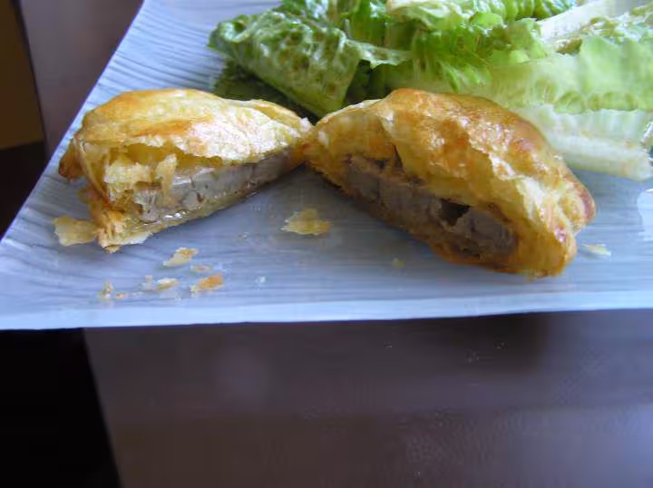 Salade et son feuillete au foie gras et pommes 8 11 08