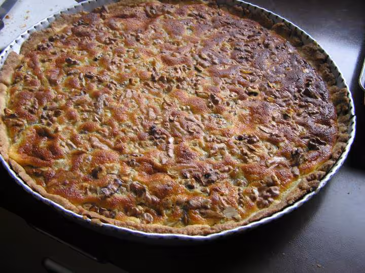 Tarte aux noix bien doree avant d etre degustee 15 11 09