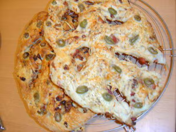 Fougasse olives oignons lardons anchois gruyere
