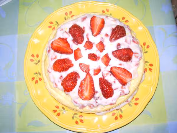 Gateau de savoie fourre a la creme patissiere et a la fraise