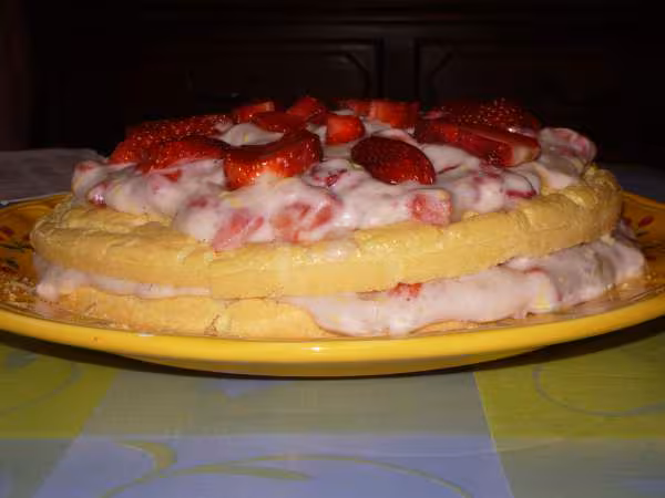 Gateau de savoie fourre a la creme patissiere et a la fraise 2