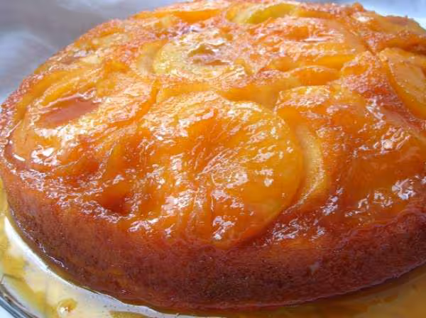 Gateau caramelise aux peches