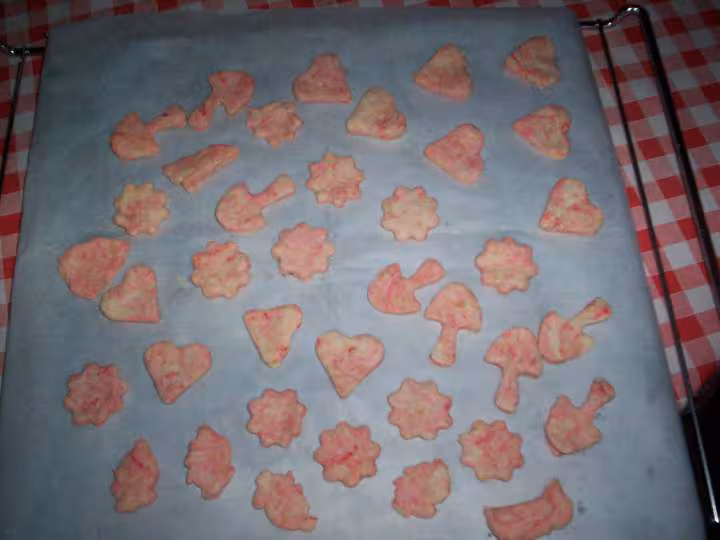 Petits biscuits rose avant cuisson