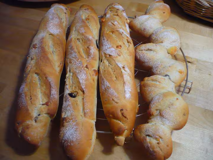 Baguettes aux tomates confites et des de gruyere