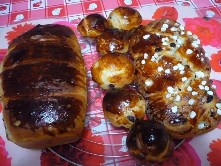 Brioches au chocolat au centre aux pralines roses a droite au chocolat raisins secs et sucre perle