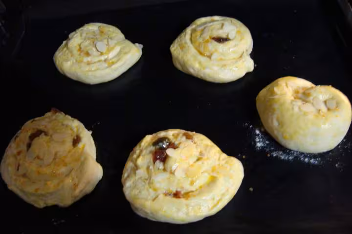 Brioches au fromage blanc pas encore cuites