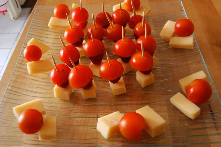 Brochettes pour apero tomate cerise framboise et de de gruyere
