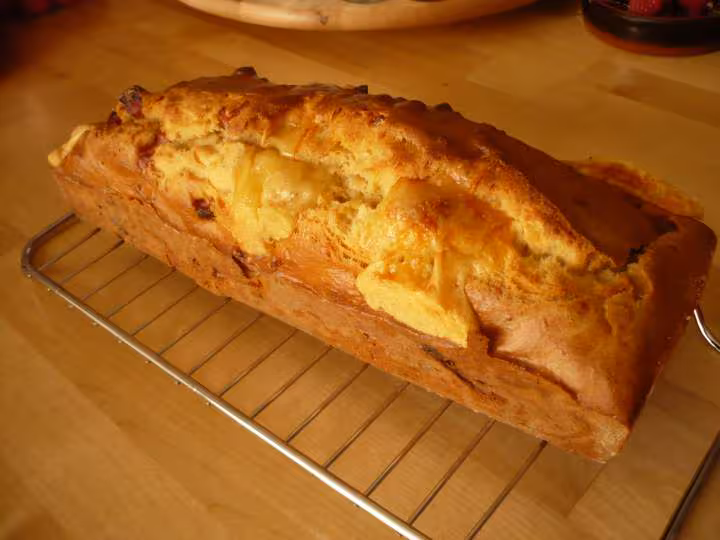 Cake jambon poivrons et des de gruyere