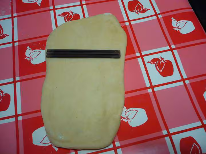 Faconnage petit pain brioche au chocolat