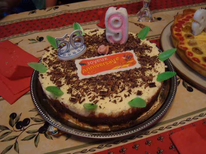 Gateau aux deux mousses chocolat sur lit de daquoise et pralinoise