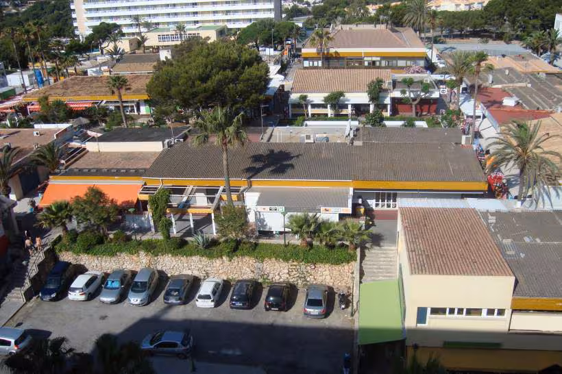 Le centre commercial devant l hotel forme de pleins de petits magasins