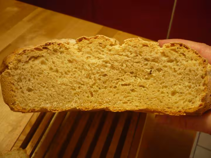 Pain de mais cardamone en coupe