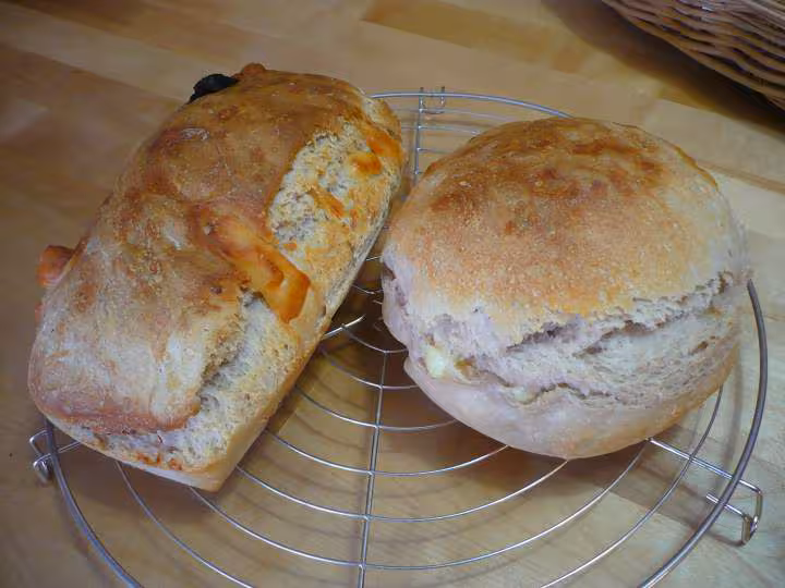 Pains au gruyere et tomates confites