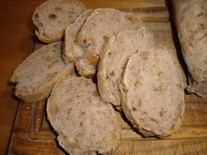 Pains aux noix en coupe