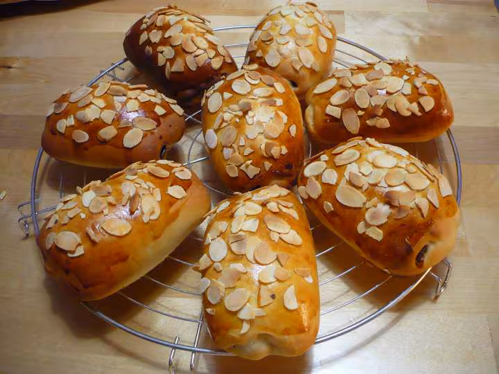 Pains brioches au levain liquide au chocolat et amandes