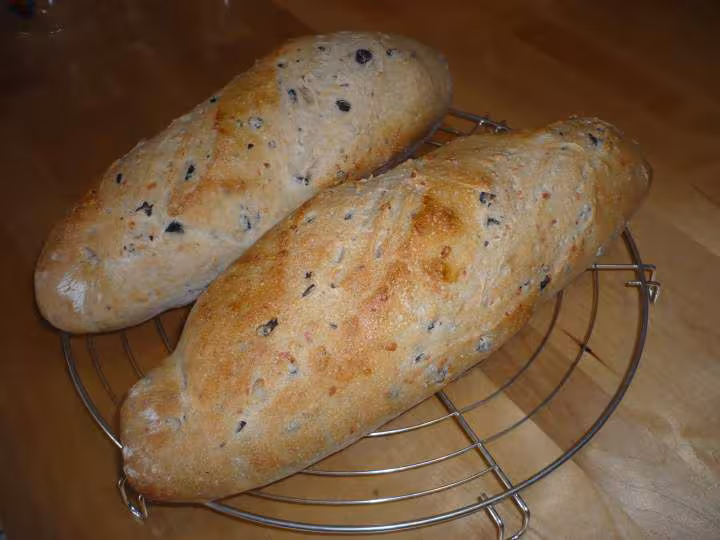 Pains ciabatta aux olives et gruyere rape