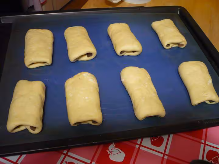 Petits pains brioches au chocolat non cuits