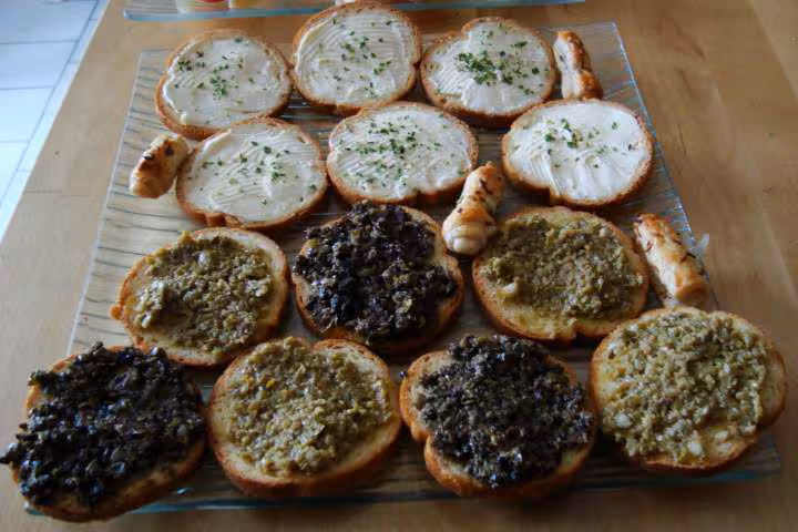 Tapenade verte et noire sur taosts